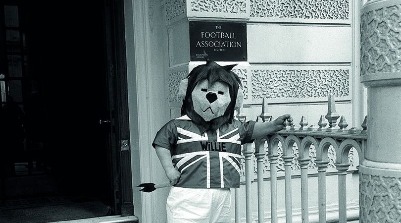 世界盃第一個周邊商品是1966年英格蘭推出吉祥物「威利獅子 (World Cup Willie)」(photo:FourFourTwo)/金享娛樂城